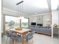 Televízia a/alebo spoločenská miestnosť v ubytovaní Utopia Luxury Villas