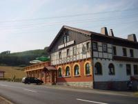 un edificio al lado de una carretera al lado de una calle en Hotel Brückenmühle, en Meiningen