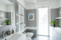 A bathroom at SUITE 3 BOCCONI NAVIGLi