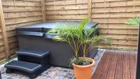 a black leather bench and plants on a patio at Le Saintois in Terre-de-Bas