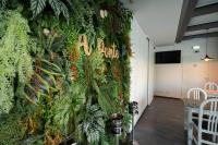 un mur vert avec des plantes dans une pièce dans l'établissement Hotel A Ponte, à Viana do Castelo