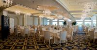 チェゼナーティコにあるGrand Hotel Da Vinciの宴会場(テーブル、椅子、シャンデリア付)