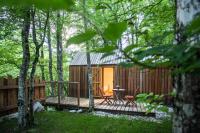 Cabaña en el bosque con terraza de madera en Kamp Koren Kobarid, en Kobarid