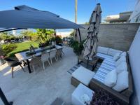 Posedenie v ubytovaní Villa Maris- beachfront villa with exclusive pool