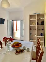 Televízia a/alebo spoločenská miestnosť v ubytovaní Demetra House by Elefthia Syros