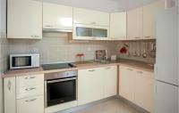 Kuchyň nebo kuchyňský kout v ubytování Cozy Apartment In Zecevo Rogoznicko