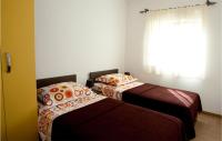 Postel nebo postele na pokoji v ubytování Cozy Apartment In Zecevo Rogoznicko