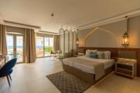A bed or beds in a room at Sunrise Diamond Beach Resort -Grand Select