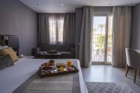 A bed or beds in a room at Sunrise Diamond Beach Resort -Grand Select