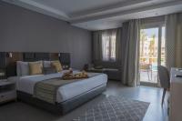 A bed or beds in a room at Sunrise Diamond Beach Resort -Grand Select