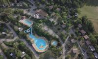 - une vue aérienne sur un complexe avec une piscine dans l&#39;établissement Camping le Couriou, à Recoubeau-Jansac