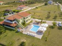 Bazén v ubytovaní Lovely apartment with swimming pool alebo v jeho blízkosti