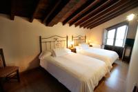 Hotel Rural Casa Cuetoにあるベッド