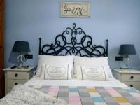 A bed or beds in a room at CASA RURAL EL TRASTERO DE CARMELO