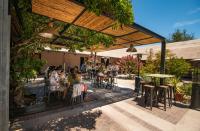 Un restaurante u otro lugar para comer en Solar Madariaga Hotel