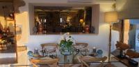 comedor con mesa de cristal y espejo en Casa BelaVista Penela - Charming Guest House - Adults Only, en Penela