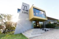 un edificio con escaleras delante de un edificio en A Hotel Decosuites, en Merlo