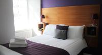Ein Bett oder Betten in einem Zimmer der Unterkunft Canterbury Cathedral Lodge