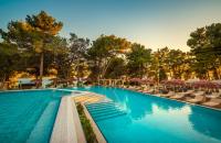 Bazén v ubytovaní PLACES Hvar Hotel by Valamar alebo v jeho blízkosti
