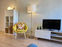 A television and/or entertainment centre at Xuloss Apartments 2