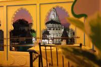 ウダイプールにあるBaba Palace - A Heritage Hotel, Udaipurの建物前のテーブルと椅子