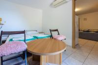 Posteľ alebo postele v izbe v ubytovaní Apartmani Azur