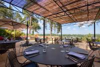 Una mesa con vasos y servilletas en un patio. en Hôtel & restaurant Le Meysset, en Sarlat-la-Canéda