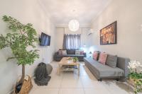 Televízia a/alebo spoločenská miestnosť v ubytovaní Erythros Boutique Suite By Cloudkeys
