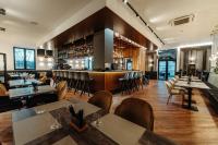 En restaurant eller et andet spisested på Iza Hotel