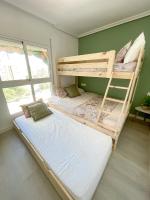 Posteľ alebo postele v izbe v ubytovaní Apartamento en 1ª línea con piscina