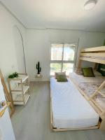 Posteľ alebo postele v izbe v ubytovaní Apartamento en 1ª línea con piscina