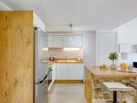 Una cocina o cocineta en Apartment Le Hameau des Pins by Interhome