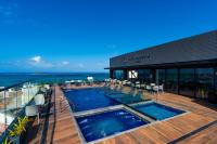 una piscina en la terraza de un edificio en Sea Avenue Hotel, en San Andrés