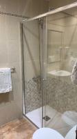 A bathroom at Hotel Complutense