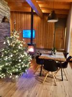 Televízia a/alebo spoločenská miestnosť v ubytovaní Chalet Slovensky Raj