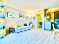 sala de estar con sofá blanco y cocina en ECHAPPEE CHIC - Balcon - 150 m Casino Deauville &amp; Plage, en Deauville