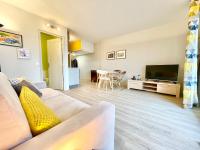 sala de estar con sofá y TV en ECHAPPEE CHIC - Balcon - 150 m Casino Deauville &amp; Plage, en Deauville