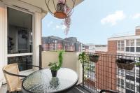 Grand T2 &agrave; 8mn de Lille et Stadium Terrasse et parking priv&eacute; tesisinde bir balkon veya teras