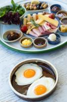 un plato de comida con huevos y otros alimentos en una mesa en D - Resort Ayvalık, en Ayvalık