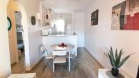 Kuchyňa alebo kuchynka v ubytovaní VACAY Apartamento Ibiza, piscina y relax! en la Costa brava, L'Escala!