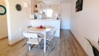 Kuchyňa alebo kuchynka v ubytovaní VACAY Apartamento Ibiza, piscina y relax! en la Costa brava, L'Escala!