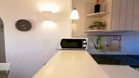 Kuchyňa alebo kuchynka v ubytovaní VACAY Apartamento Ibiza, piscina y relax! en la Costa brava, L'Escala!