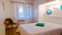 Posteľ alebo postele v izbe v ubytovaní VACAY Apartamento Ibiza, piscina y relax! en la Costa brava, L'Escala!