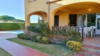 Vonkajšia záhrada v ubytovaní VACAY Apartamento Ibiza, piscina y relax! en la Costa brava, L'Escala!