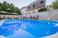 Bazén v ubytování Apartments Žuvela nebo v jeho okolí