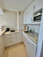 Kuchyňa alebo kuchynka v ubytovaní APARTMENT SOL CARIHUELA TORREMOLINOS