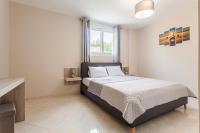 Postel nebo postele na pokoji v ubytování Kelly's Sunset Apartment 1 Κalamata
