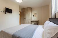 Postel nebo postele na pokoji v ubytování Kelly's Sunset Apartment 1 Κalamata