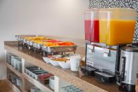un buffet con comida y bebida en un mostrador en Mayev Express, en Santa Cruz Huatulco