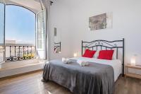 A bed or beds in a room at Apartamentos Alcazaba